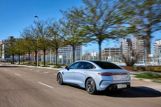 BYD Lampaui Tesla sebagai Raja Mobil Listrik Global Apa Rahasianya?